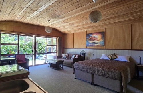 Takaka Hotel | The Rocks Chalets