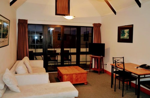 Snells Beach Hotel | Salty Dog Inn