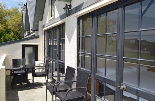 Snells Beach Hotel | Salty Dog Inn