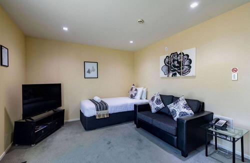 Redwood Hotel | Abbella Lodge Motel