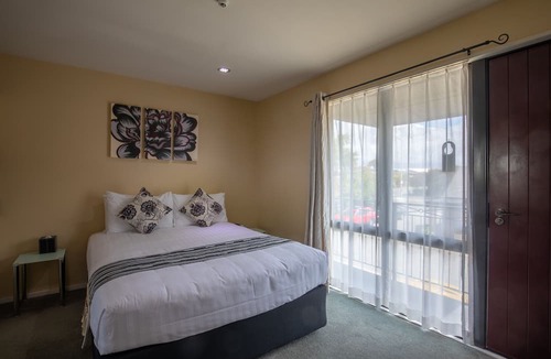 Redwood Hotel | Abbella Lodge Motel