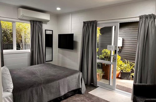 Taupo Hotel | Dunrovin Motel