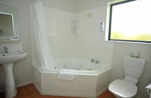 Hawera Hotel | Tudor Lodge Motel
