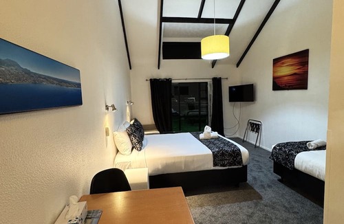 Two Mile Bay Hotel | Chelmswood Motel Taupo