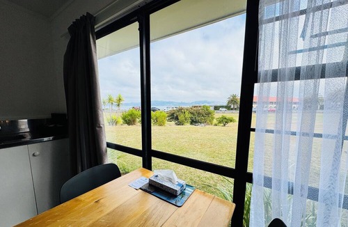 Two Mile Bay Hotel | Chelmswood Motel Taupo