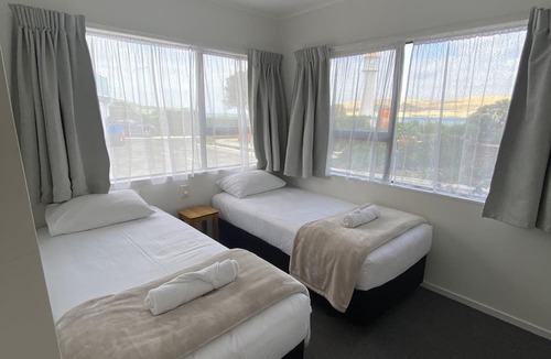 Opononi Hotel | Opononi Lighthouse Motel