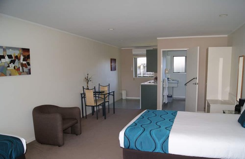 Whakatane Hotel | Barringtons Motor Lodge