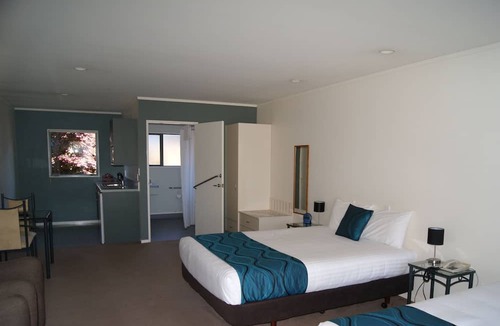 Whakatane Hotel | Barringtons Motor Lodge
