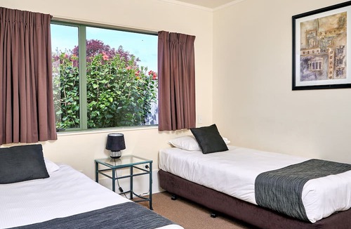 Whakatane Hotel | Barringtons Motor Lodge