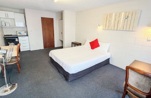 Petone Hotel | Midway Pacifica Lodge