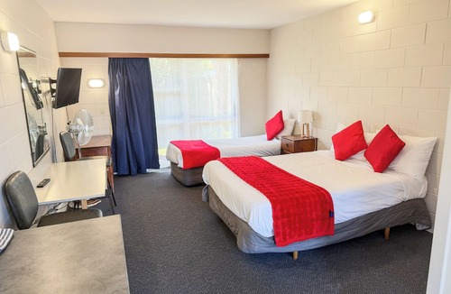 Petone Hotel | Midway Pacifica Lodge