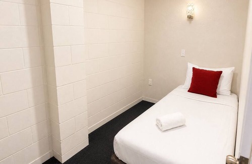 Petone Hotel | Midway Pacifica Lodge