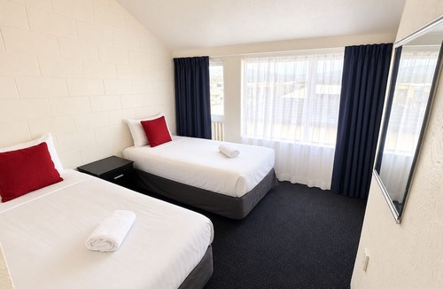 Petone Hotel | Midway Pacifica Lodge