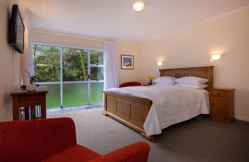 Pitone Bed & Breakfast | Patuha Rainforest Retreat
