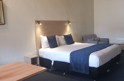 Cambridge Hotel | Captains Quarters Motor Inn
