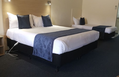 Cambridge Hotel | Captains Quarters Motor Inn