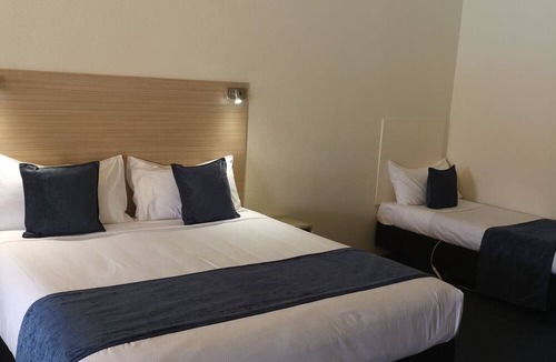 Cambridge Hotel | Captains Quarters Motor Inn