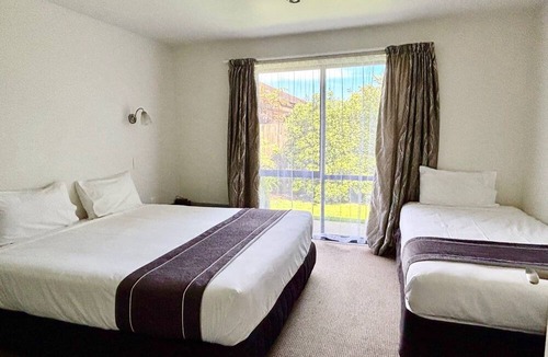Springlands Hotel | ASURE Phoenix Motor Inn