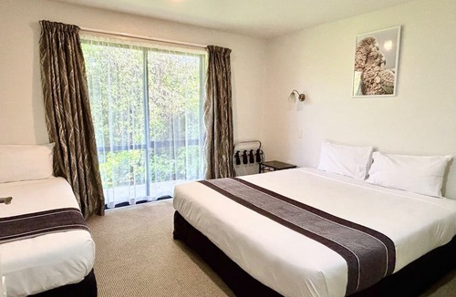 Springlands Hotel | ASURE Phoenix Motor Inn