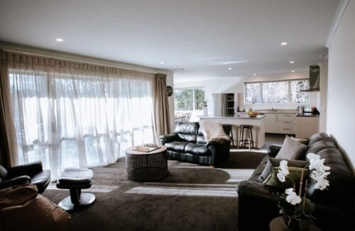 Wanaka Hotel | Tasman Holiday Parks – Wanaka