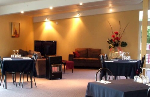 Hangatiki Hotel | Caves Motor Inn
