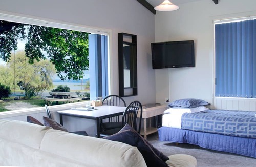 Ngongotaha Hotel | Jack & Di's Lakefront Motel