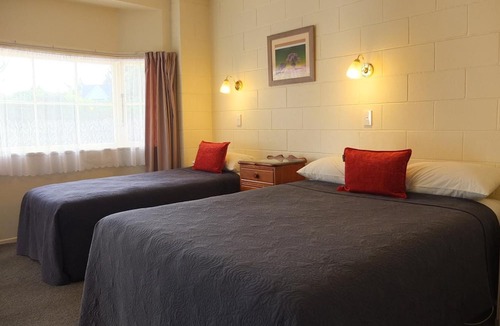 Cambridge Hotel | Colonial Court Motel