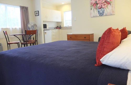 Cambridge Hotel | Colonial Court Motel
