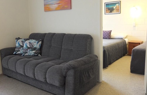 Cambridge Hotel | Colonial Court Motel