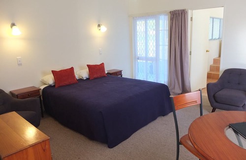Cambridge Hotel | Colonial Court Motel