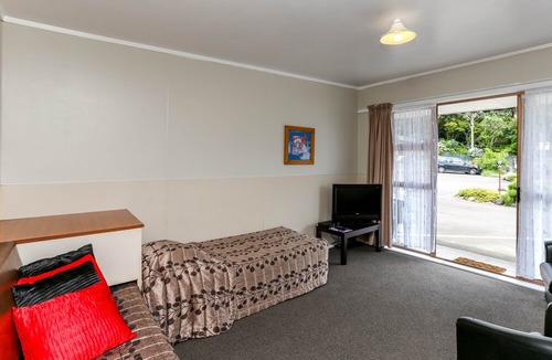 New Plymouth Hotel | Flamingo Motel