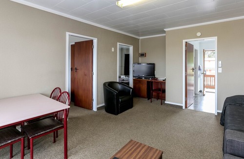 New Plymouth Hotel | Flamingo Motel