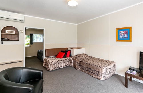 New Plymouth Hotel | Flamingo Motel