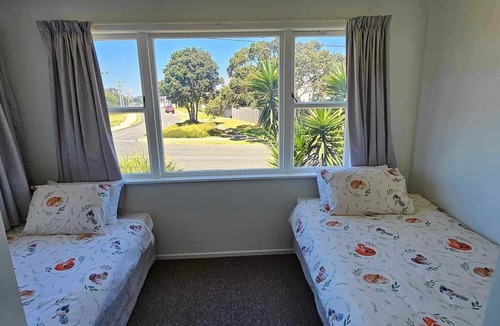 Mount Maunganui Cottage | Family holiday home, LOCATION, LOCATION! Private & fenced. Tay Rustic Cottage
