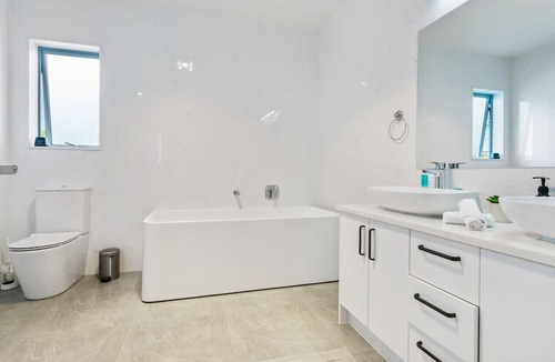 Hauraki House | Belmont Hideaway with parking and close to beach