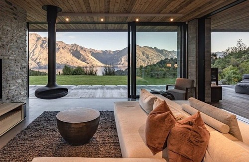 Closeburn Villa | 45 Degrees South|BBQ |Hot Tub |Private