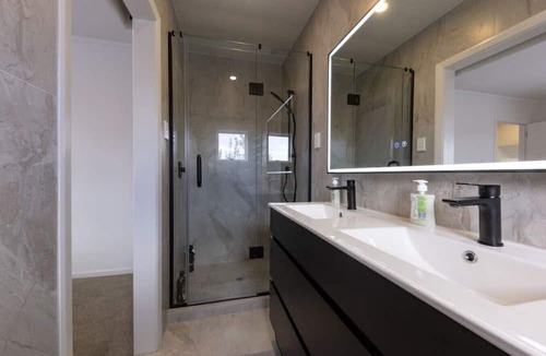Mount Roskill Apartment | Back House 1564 · The Cottage: 4 Bedroom 3 bath Mount Roskill