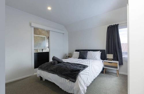 Mount Roskill Apartment | Back House 1564 · The Cottage: 4 Bedroom 3 bath Mount Roskill