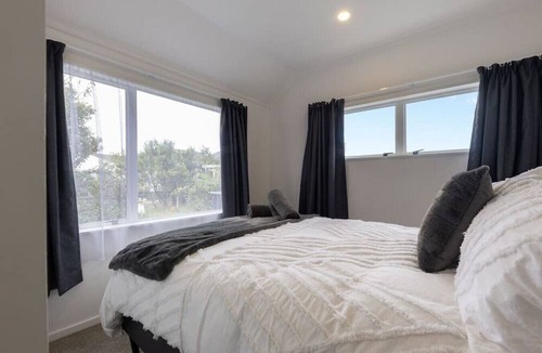 Mount Roskill Apartment | Back House 1564 · The Cottage: 4 Bedroom 3 bath Mount Roskill