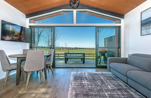 Patutahi Cabin | 208 Lake Road