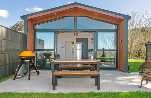Patutahi Cabin | 208 Lake Road