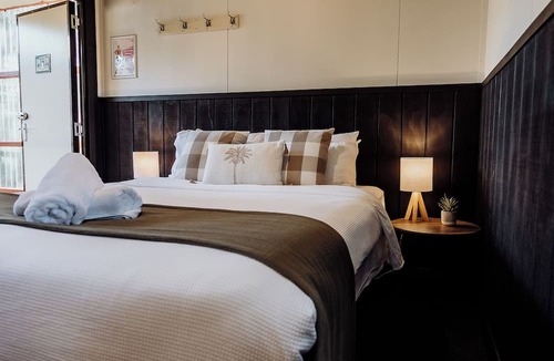 Hokitika Hotel | Lake Mahinapua Hotel