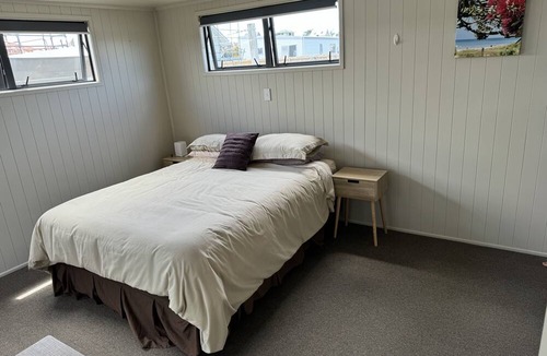 Waihi Beach Cabin | Escape to the idyllic shores of Waihi Beach.