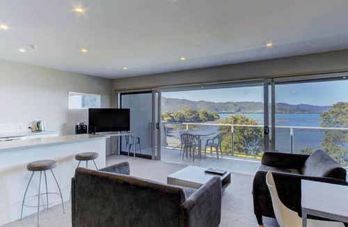 Te Kaha Hotel | Te Kaha Beach Hotel