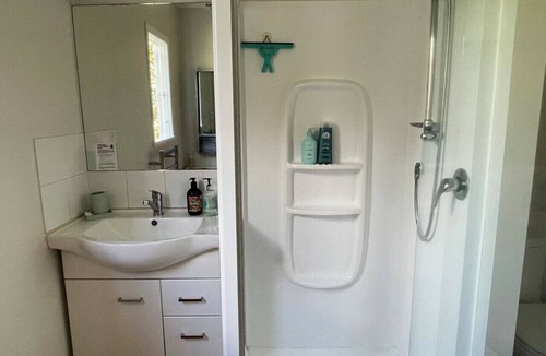Oneroa House | Tucked away from the downtown core and centrally located for your convenience