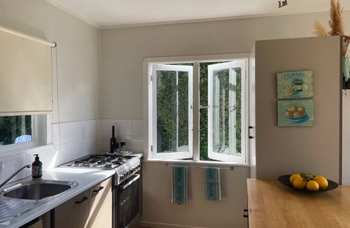 Oneroa House | Tucked away from the downtown core and centrally located for your convenience