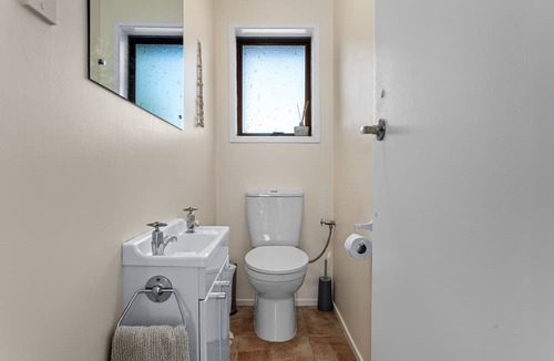 Coastlands House | A Stones Throw - Coastlands Holiday Home