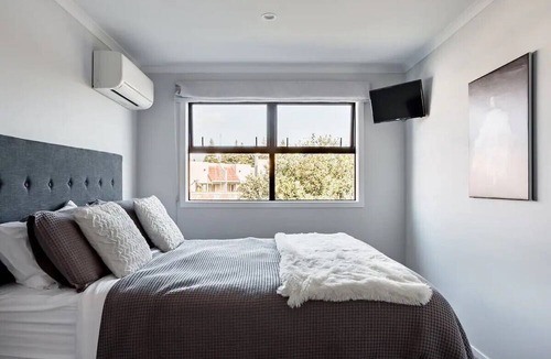 Hamilton North House | Deluxe, Modern Townhouse In Central Location - 3 Bedrooms All With Ensuite
