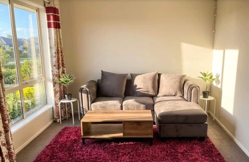 Trentham House | Stylish Trentham Retreat
