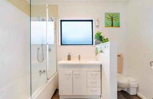 Trentham House | Stylish Trentham Retreat